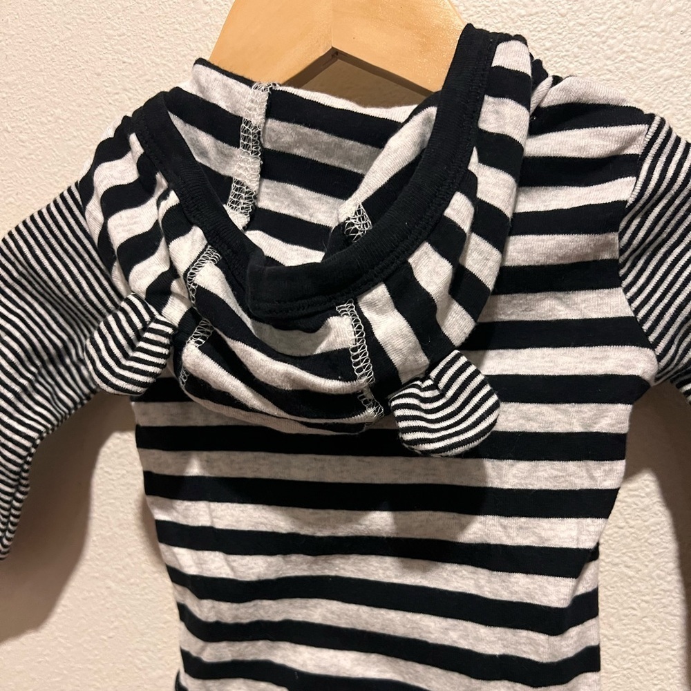 Carters Long Sleeve Ear Hooded Onesie size 6 month​​ - Picture 5 of 6
